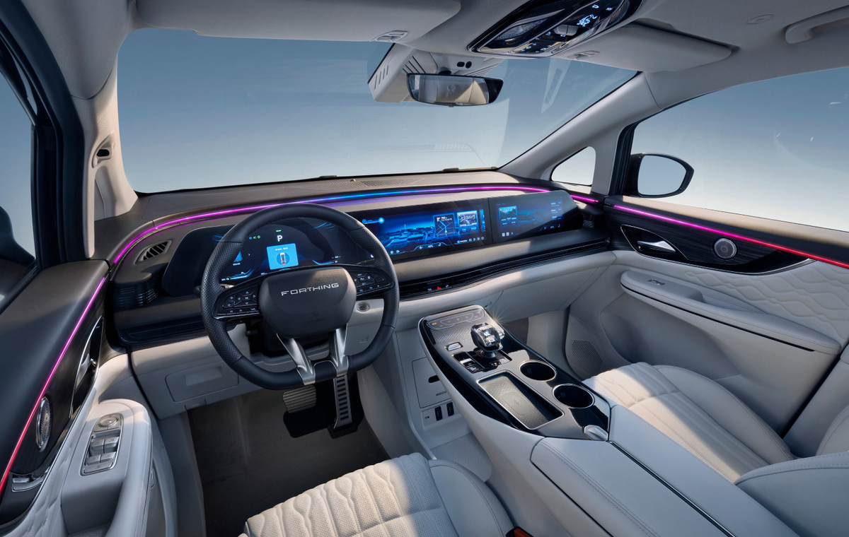 DFM Forthing 9 HEV Innenansicht Cockpit