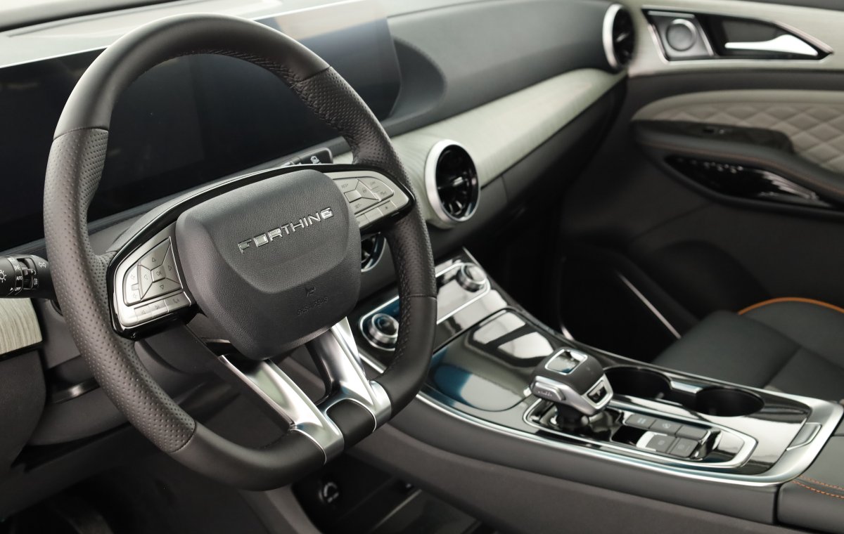 DFM Forthing 4 U-Tour forthing_4_u-tour_schwarz_001_detail